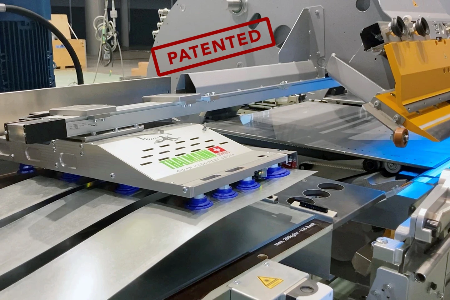 multi head side loader som drar in plåt i en thalmann td dubbelbockare